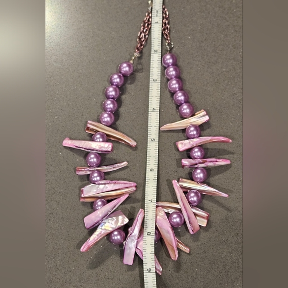 Purple cultured pearl stand with baroque shaped freshwater pearls - Picture 2 of 5